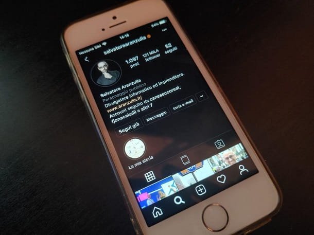 IPhone en modo oscuro de Instagram